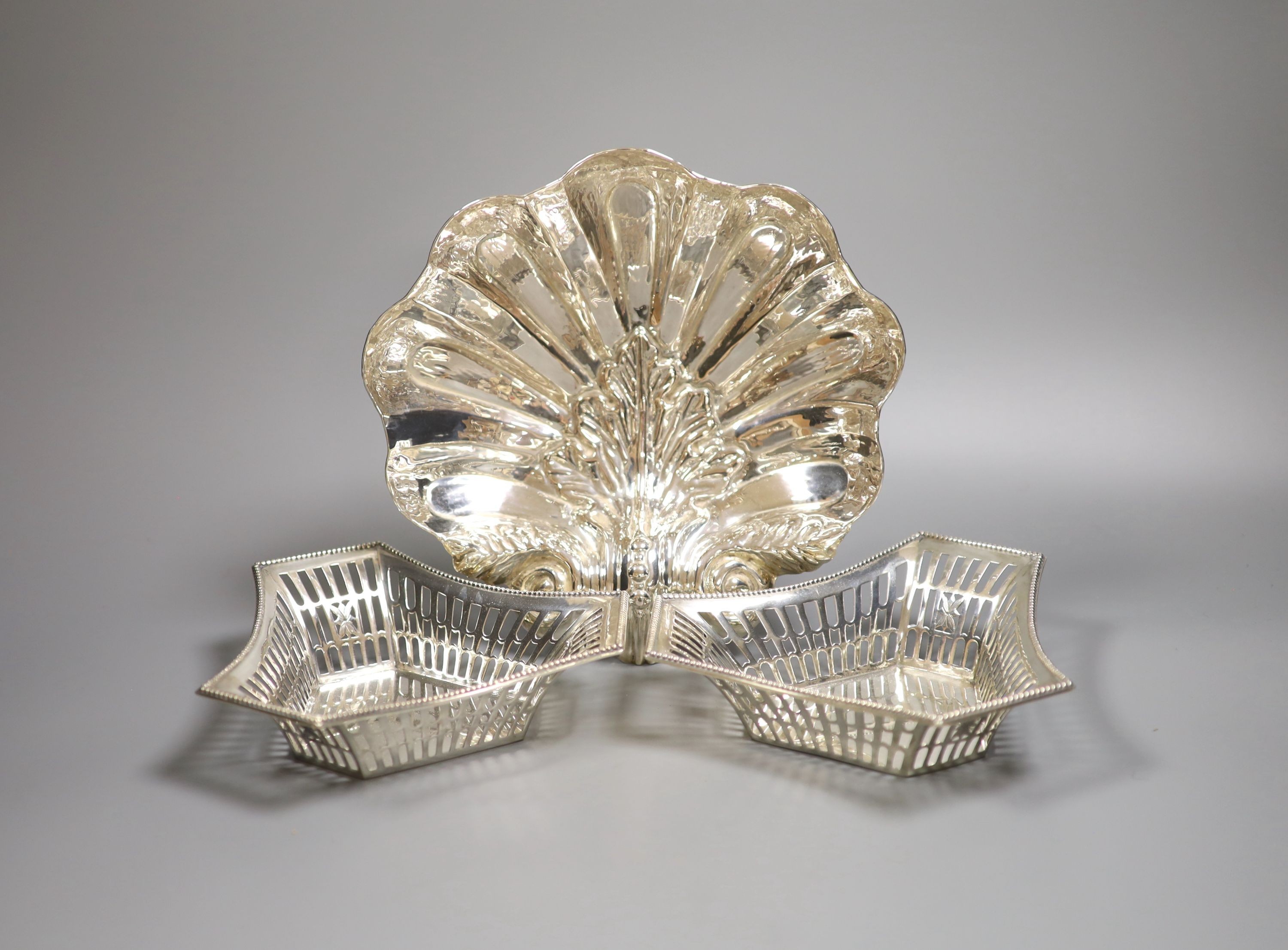 A pair of German 800 standard triform dishes, 15.5cm and an Italian 800 standard shell bowl, gross 22.5oz